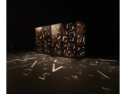 Madia con ante in legno a forma di diamante incise a laser Riddled Front di Horm