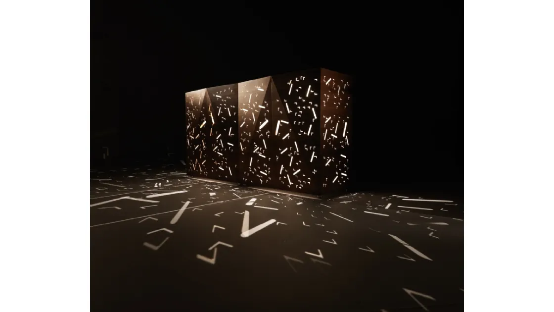 Madia con ante in legno a forma di diamante incise a laser Riddled Front di Horm