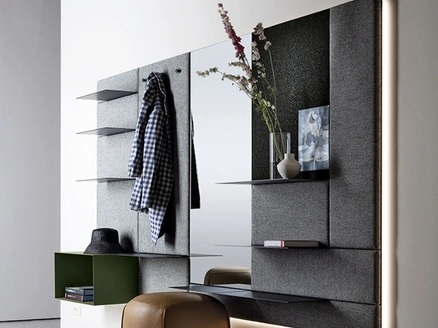 Mobile ingresso Avenue Boiserie in tessuto con mensole in metallo di Kristalia