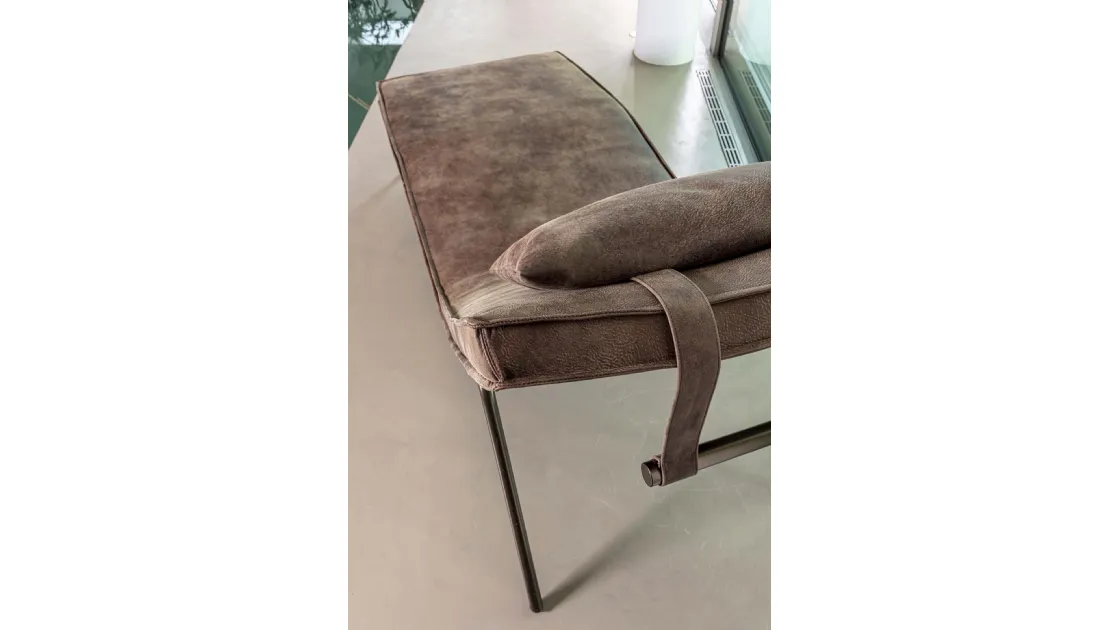 Poltroncina relax rivestita in pelle vintage Daybed di Enrico Pellizzoni