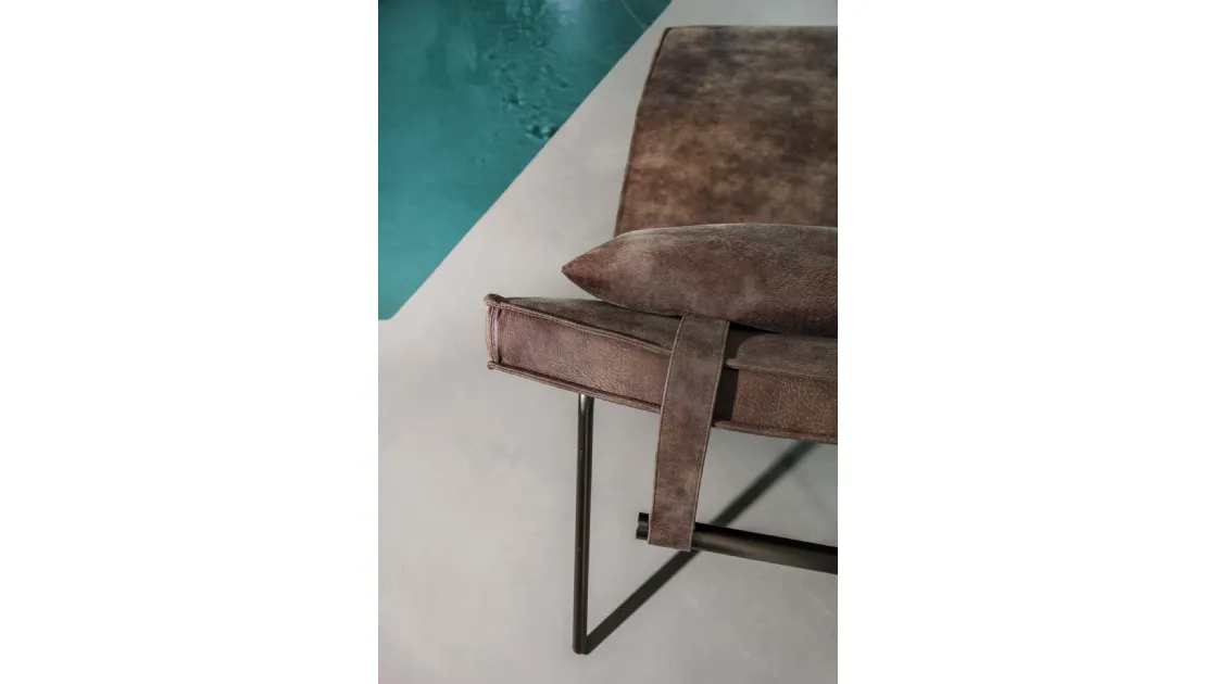 Poltroncina relax rivestita in pelle vintage Daybed di Enrico Pellizzoni