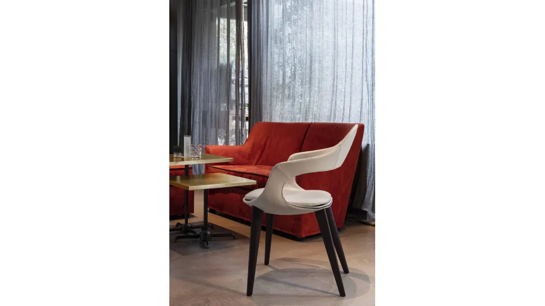 Poltroncina Frenchkiss di Enrico Pellizzoni