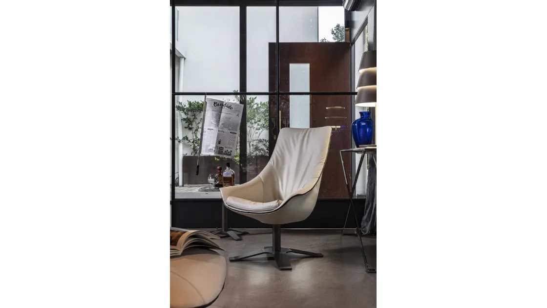 Poltroncina relax con schienale alto rivestita in cuoio Lullaby di Enrico Pellizzoni