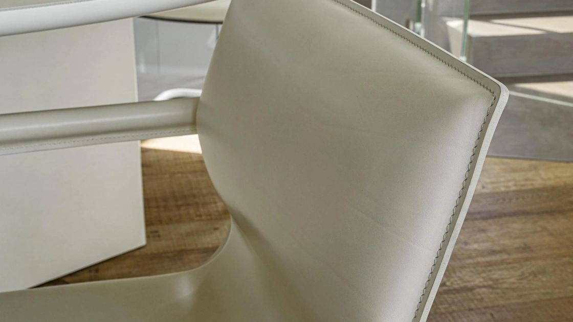 Poltroncina Lybra di Enrico Pellizzoni