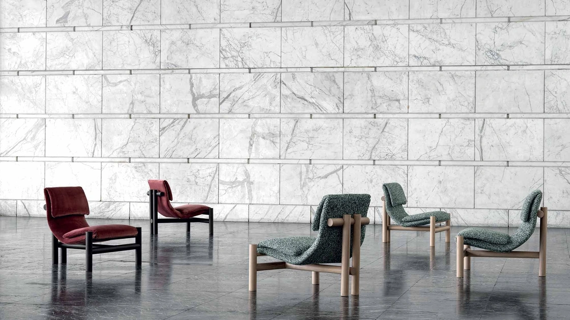 Poltrona Ada in tessuto e legno di Frigerio