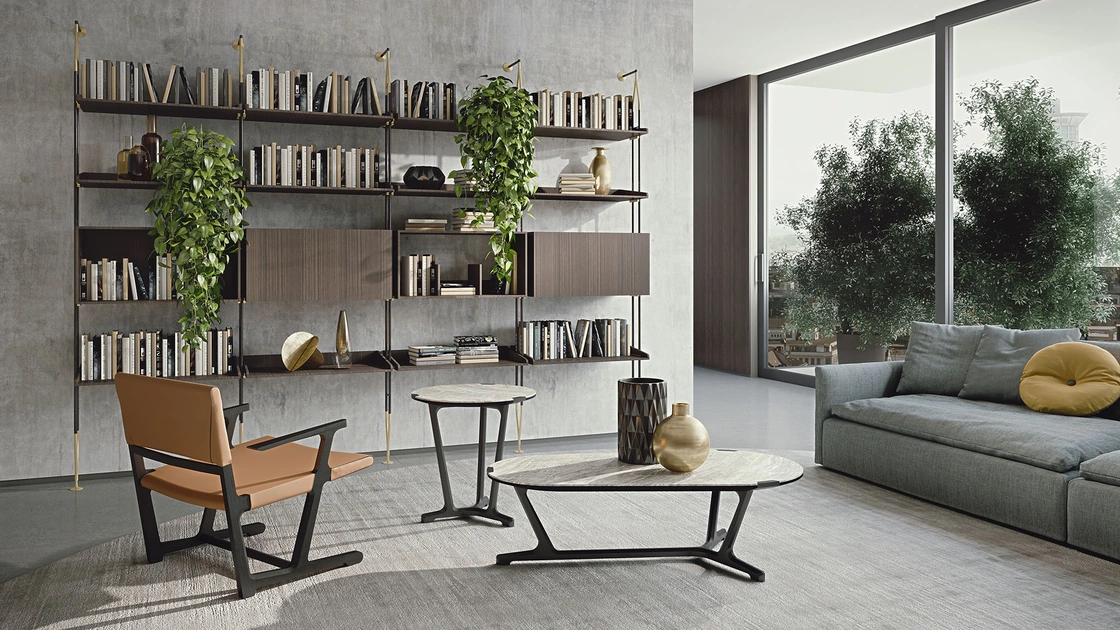 Poltroncina Ainda in cuoio con struttura in legno massello di Frigerio