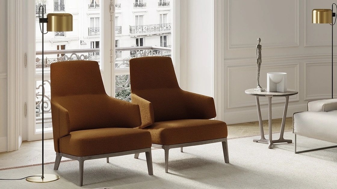 Poltrona Amanda Bergere in tessuto con piedi in legno massello di Frigerio