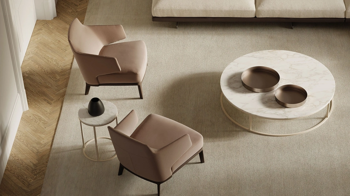 Poltrona Amanda in tessuto imbottito con gambe in legno massello di Frigerio