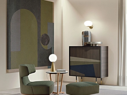 Poltrona con base girevole in legno massello rivestita in tessuto imbottito Argo di Frigerio