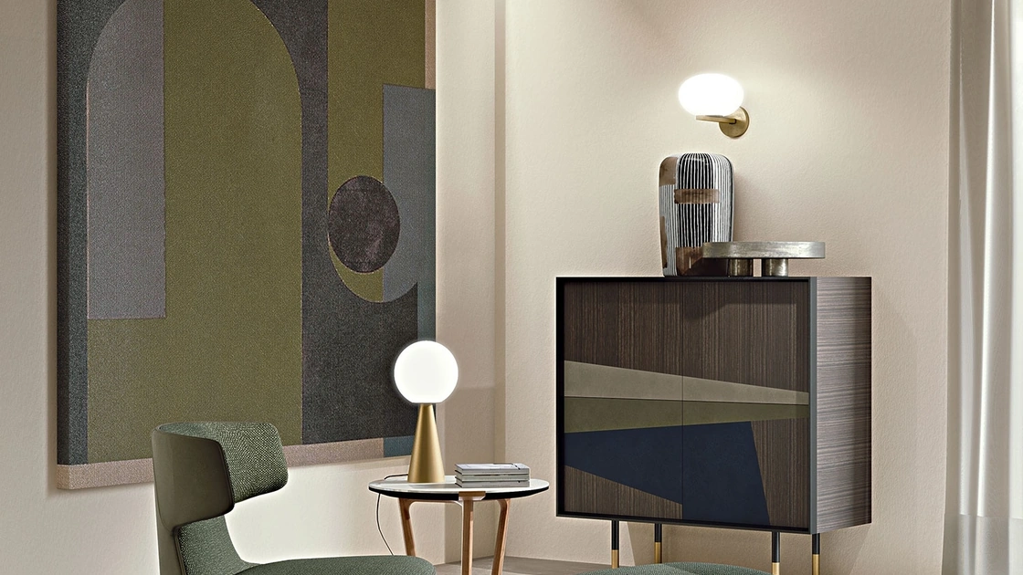 Poltrona con base girevole in legno massello rivestita in tessuto imbottito Argo di Frigerio