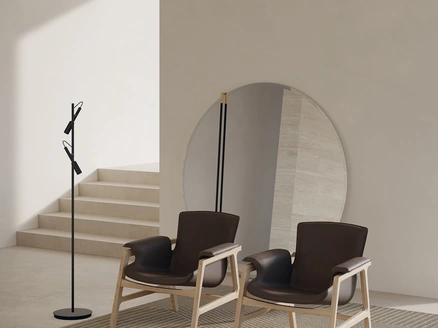 Poltrona Arianna in pelle con struttura in legno massello di Frigerio