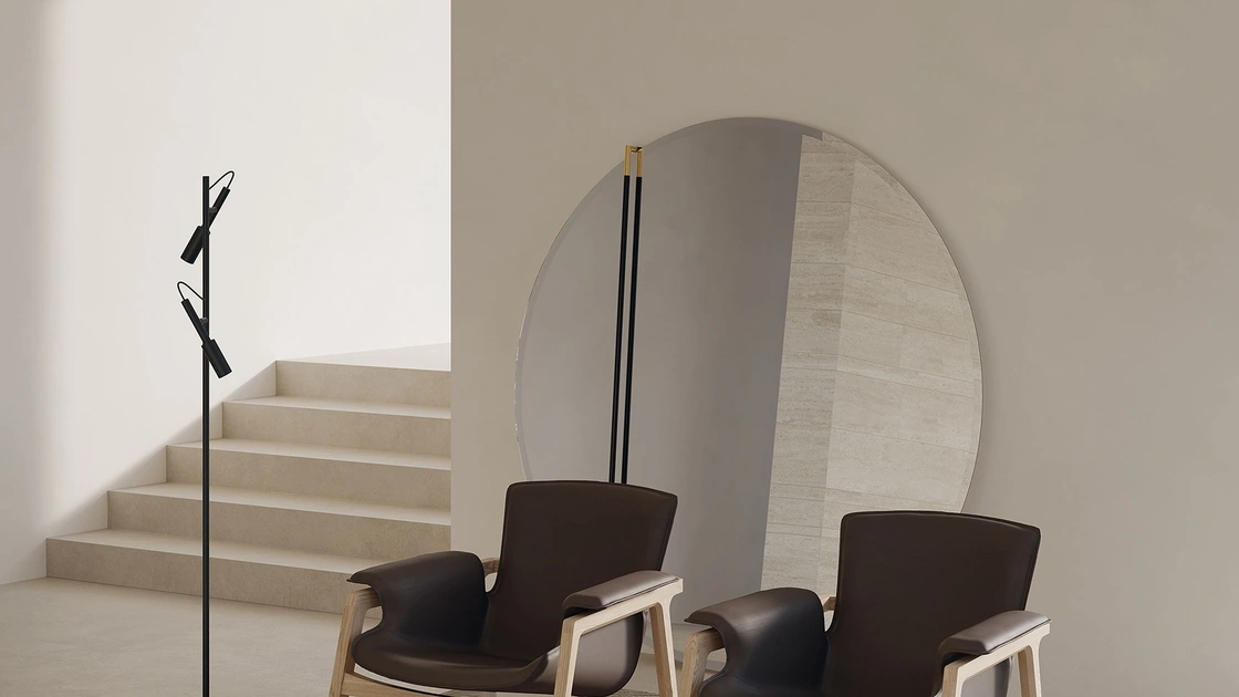 Poltrona Arianna in pelle con struttura in legno massello di Frigerio