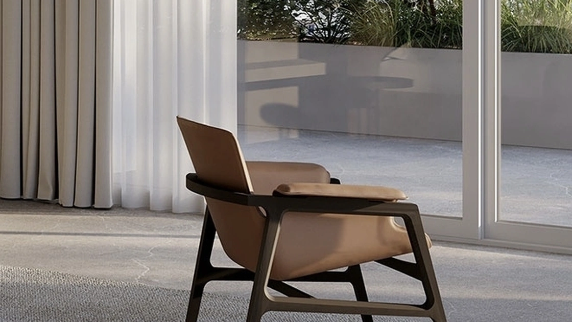 Poltrona Arianna in pelle con struttura in legno massello di Frigerio