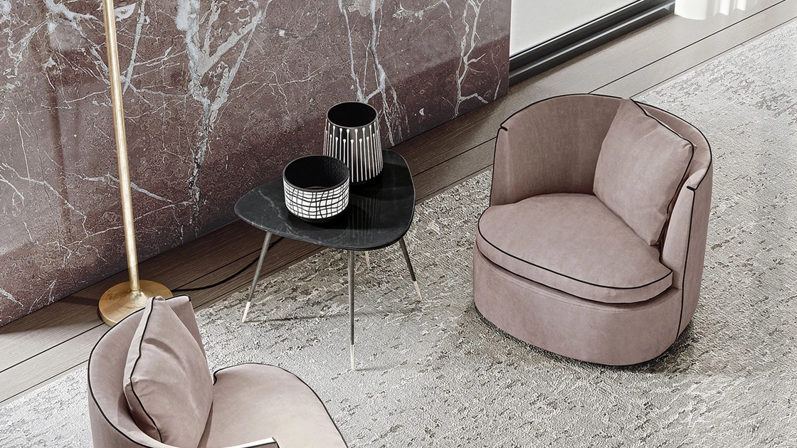 Poltroncina dalle forme tondeggianti rivestita in pelle Bessie di Frigerio