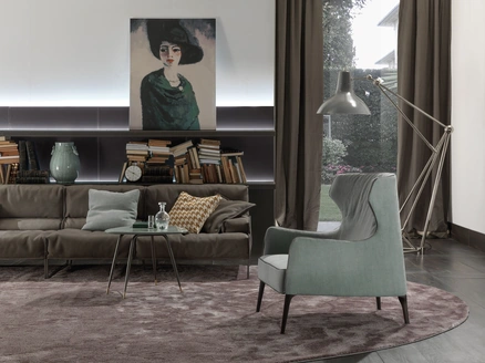 Poltrona in tessuto con piedini in legno massello Crosby Bergere di Frigerio