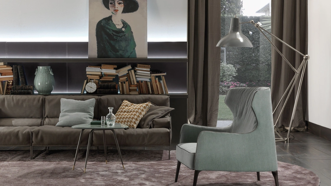 Poltrona in tessuto con piedini in legno massello Crosby Bergere di Frigerio