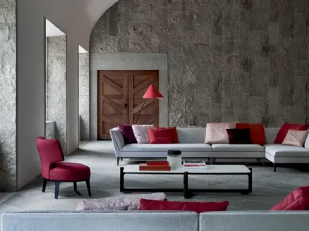 Poltroncina in tessuto con base in legno massello Drop di Flexform
