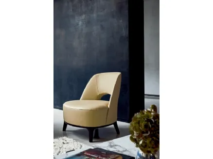 Poltroncina Ermione in pelle con base in legno massello di Flexform