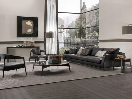 Poltrona Lizzye in legno con seduta in pelle di Frigerio