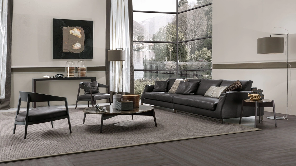 Poltrona Lizzye in legno con seduta in pelle di Frigerio