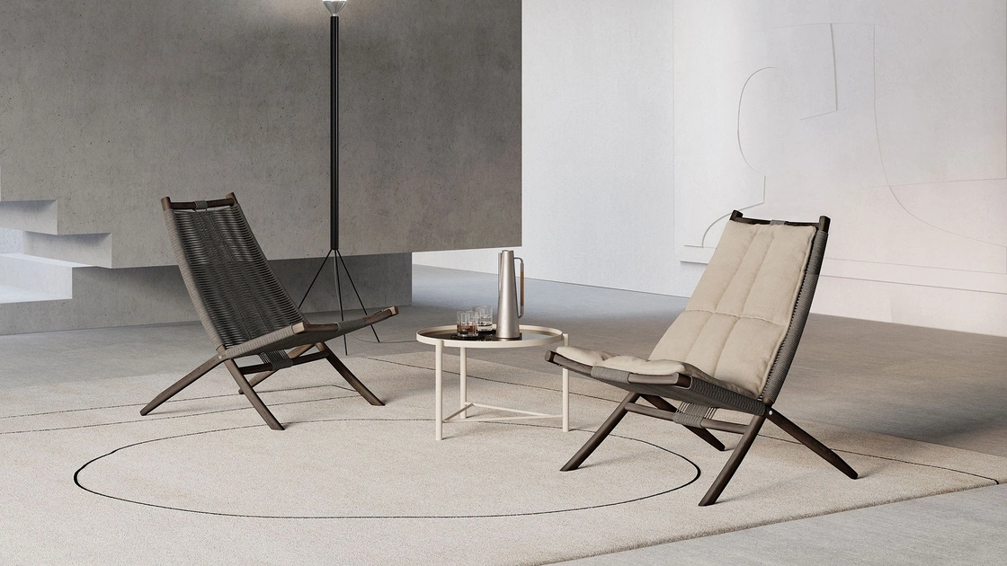 Poltrona Huli in fibra sintetica rivestita in tessuto imbottito con struttura in legno massello di Frigerio