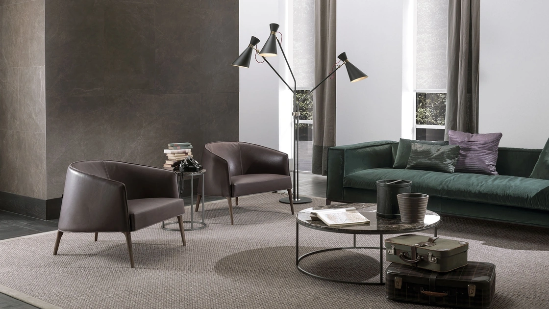 Poltrona avvolgente Jackie in pelle con piedi in legno massello di Frigerio