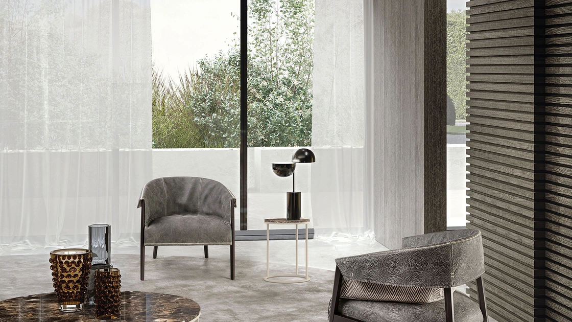 Poltroncina in pelle e tessuto con struttura in legno massello Liza di Frigerio