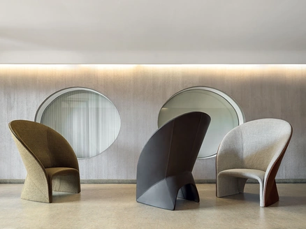 Poltrona di design Mayu in tessuto e pelle di Frigerio