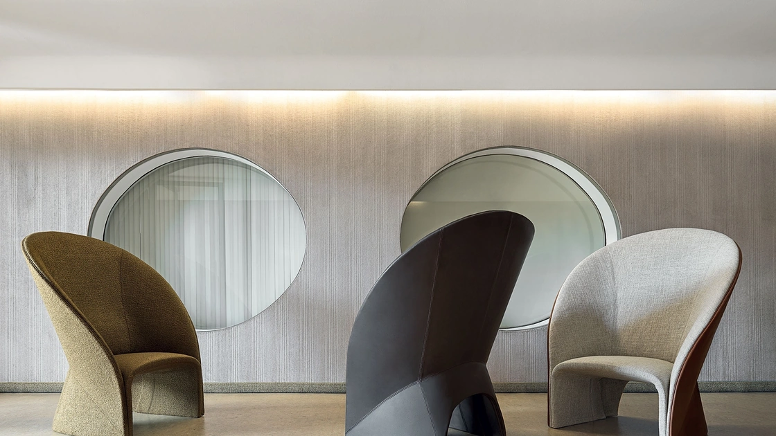 Poltrona di design Mayu in tessuto e pelle di Frigerio