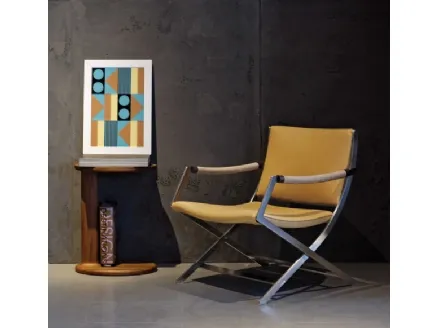Poltroncina in pelle con struttura in metallo e braccioli in noce canaletto Paul di Flexform