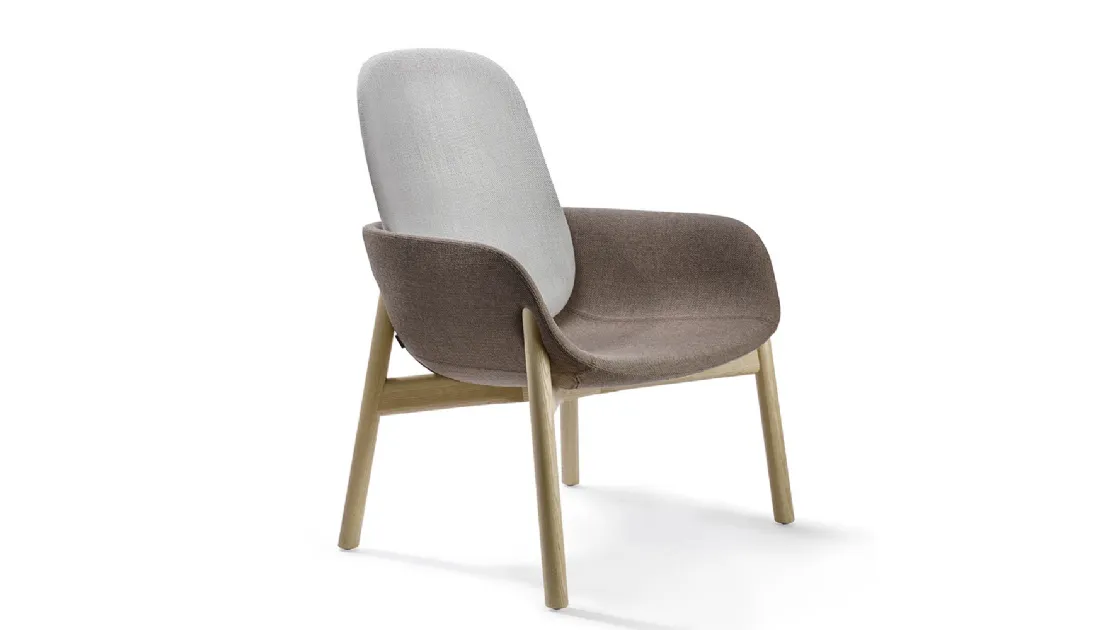 Poltroncina con schienale alto Peb Wooden Legs in tessuto imbottito con gambe in Frassino Naturale di Infiniti