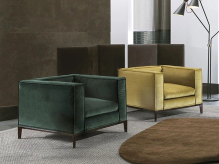 Poltrona dalla forma cubica in tessuto imbottito con basamento in metallo Taylor Junior di Frigerio