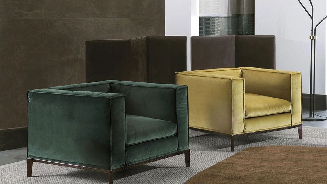 Poltrona dalla forma cubica in tessuto imbottito con basamento in metallo Taylor Junior di Frigerio