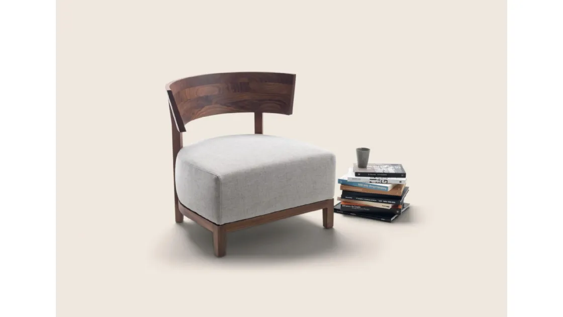Poltroncina Thomas in legno massello con seduta in tessuto imbottito di Flexform