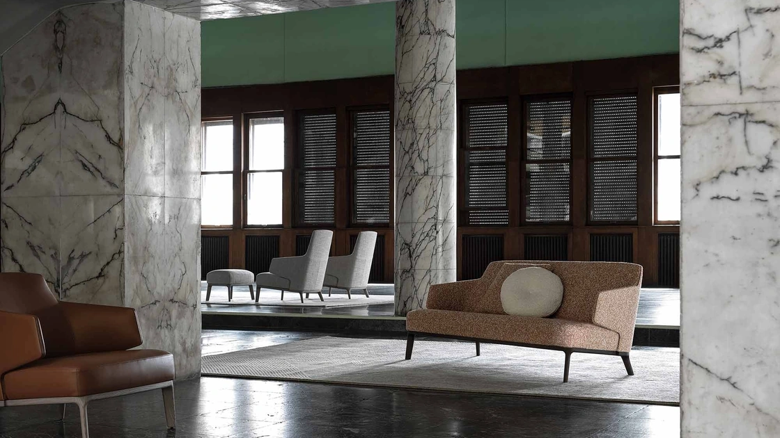 Divano lineare in tessuto Amanda di Frigerio