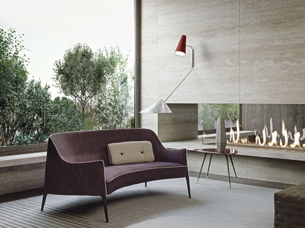 Divano a due posti Jackie Bergere dalla forma semicurva con braccioli sagomati e schienale alto in tessuto con gambe in legno massello di Frigerio