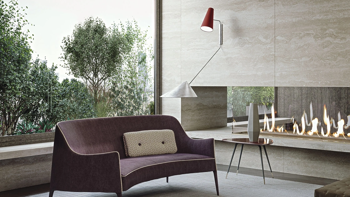 Divano a due posti Jackie Bergere dalla forma semicurva con braccioli sagomati e schienale alto in tessuto con gambe in legno massello di Frigerio