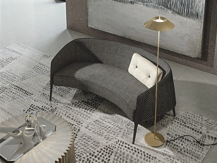 Divano a due posti dalla forma semicurva in tessuto con gambe in legno massello Jackie di Frigerio