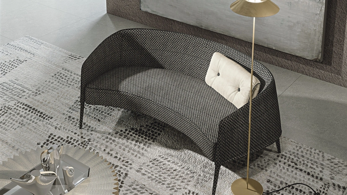 Divano a due posti dalla forma semicurva in tessuto con gambe in legno massello Jackie di Frigerio