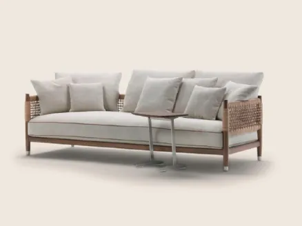 Divano lineare in tessuto imbottito con strutttura in legno massello rivestito con intreccio in paglia di fiume Parker di Flexform
