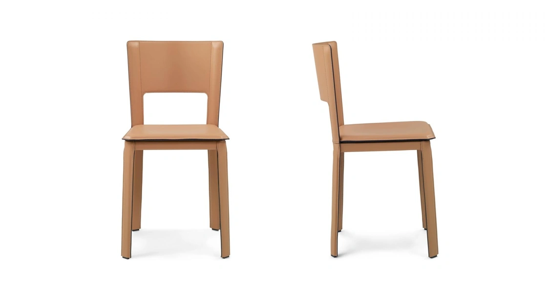 Sedia Alex completamente rivestita in cuoio di Enrico Pellizzoni