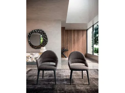 Sedia con o senza braccioli in tessuto imbottito con base in legno massello Baia di Ozzio