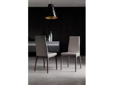 Sedia in pelle con base in faggio tinto Blues di Ozzio
