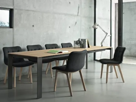 Sedia Kuga in tessuto imbottito e trapuntato con base in legno di Bontempi