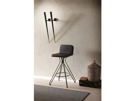 Sgabello fisso con basamento in filo metallico e seduta rivestita in pelle Caleb di Ozzio
