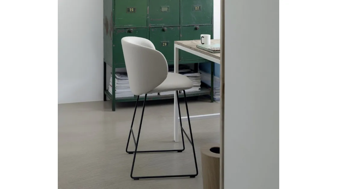 Sgabello Dua Stool in tessuto con struttura in metallo di Kristalia