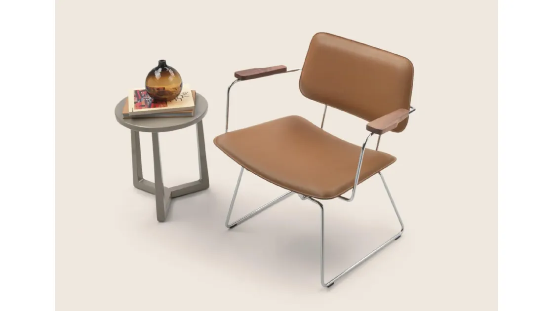 Sedia Echoes SH in cuoio con struttura in metallo e braccioli in legno di Flexform