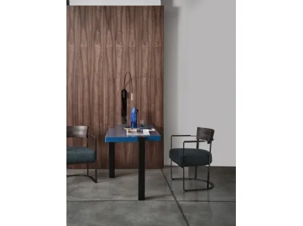 Sedia Morgan con struttura in metallo, schienale in legno massello e seduta in tessuto imbottito di Flexform