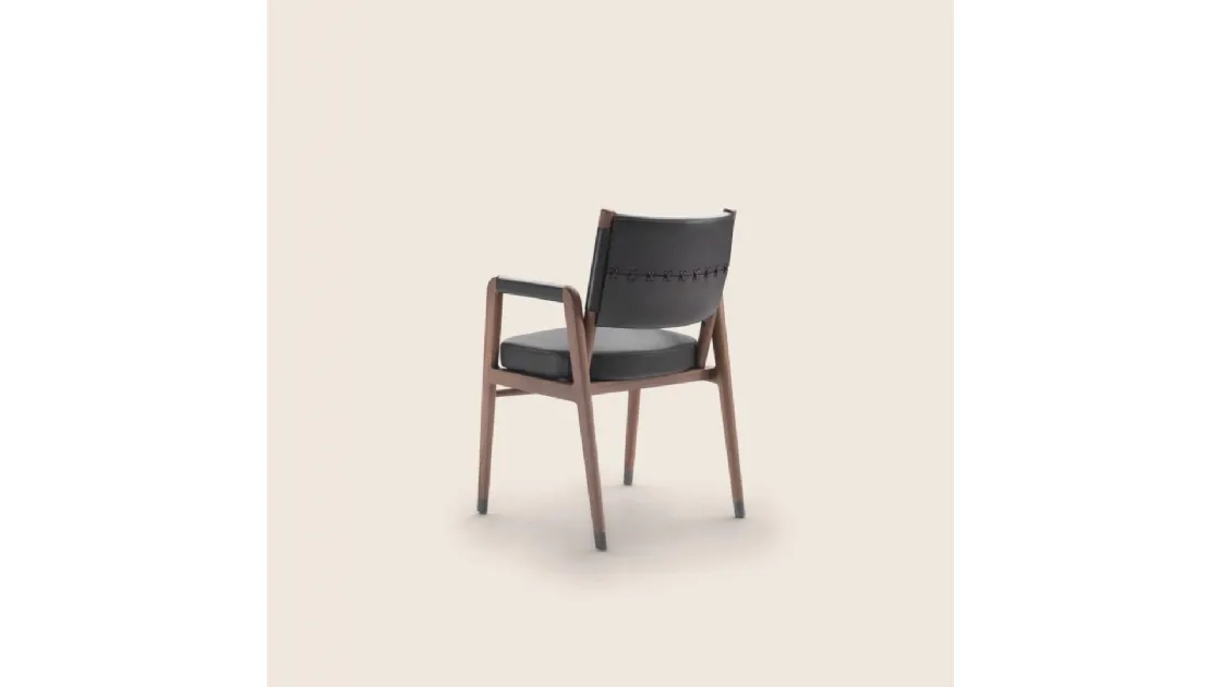 Sedia Ortigia SH in cuoio con struttura in legno massello di Flexform