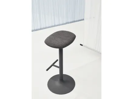 Sgabello Flink Stool con seduta in tessuto imbottito e base in acciaio di Infiniti